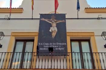 Podemos reclama que se retire una banderola religiosa de la fachada del ayuntamiento