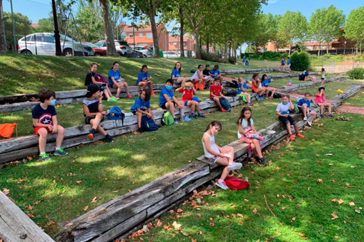 Los chicos y chicas participantes disfrutaron de dos semanas cargadas de deporte y diversión