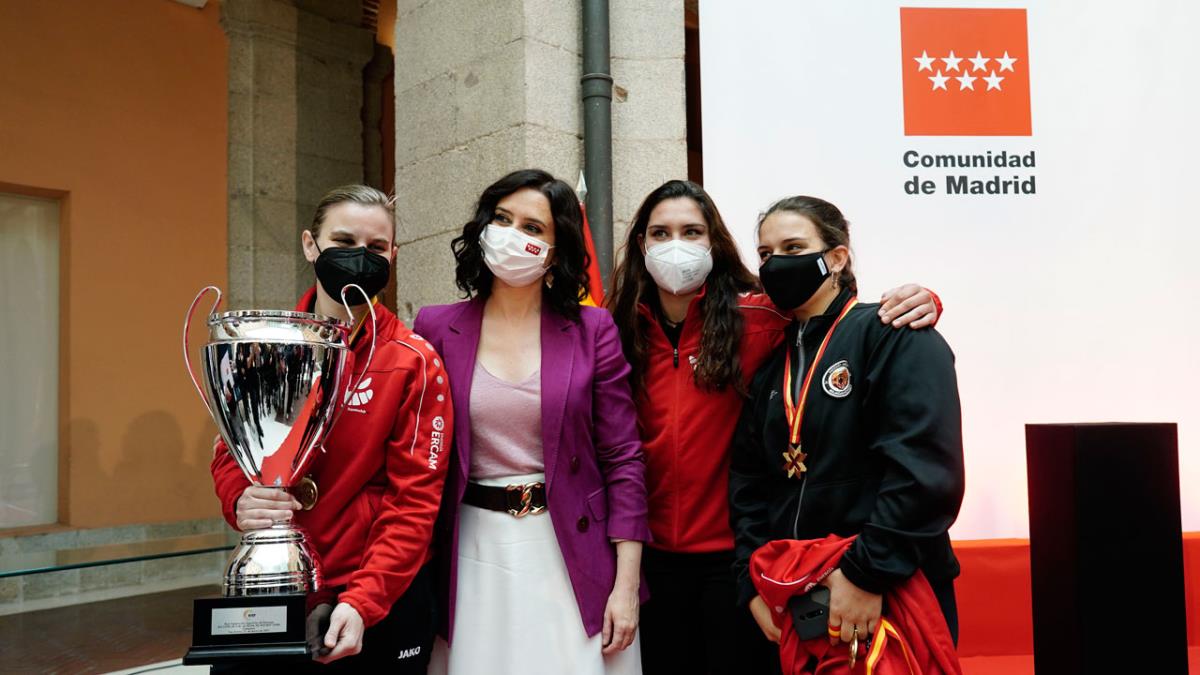 Isabel Díaz Ayuso ha recibido a las campeonas de voley y hockey en línea y sobre hielo