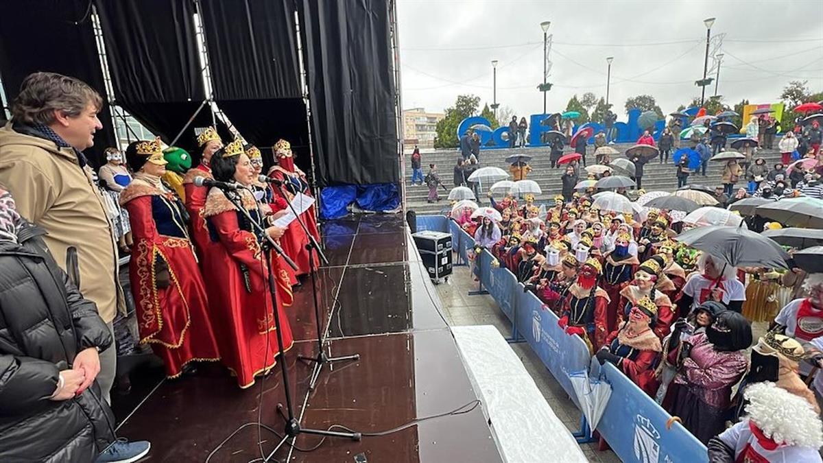 A pesar de la climatología adversa, las entidades participaron en un desfile que vio acortado su recorrido