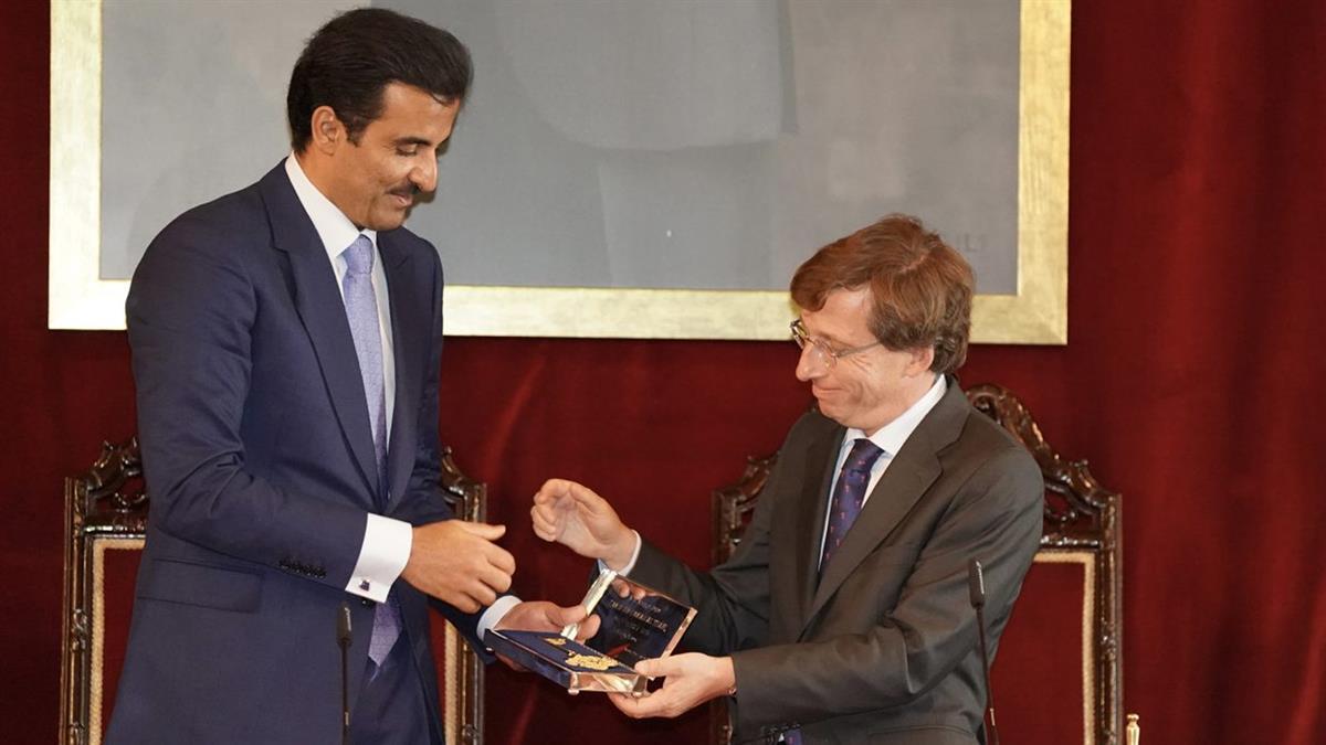 Se le ha hecho entrega de este galardón como “testimonio de amistad y reconocimiento al pueblo catarí”