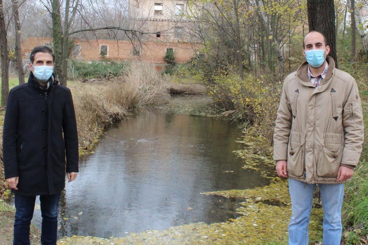 Los trabajadores del Plan de Inserción Laboral realizan trabajos de protección ambiental en la zona