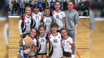 El equipo femenino alevín del Club Voleibol Torrejón, se sube al segundo escalón del podium