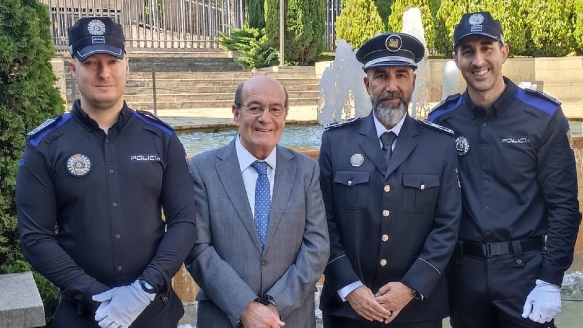 Dos agentes del cuerpo municipal recibieron sus correspondientes titulaciones