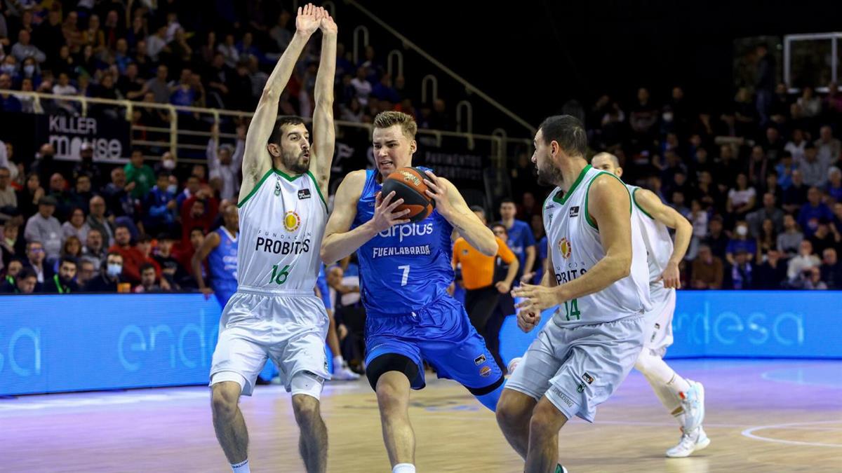 Un Fuenlabrada, de menos a más, no llega a tiempo para la remontada