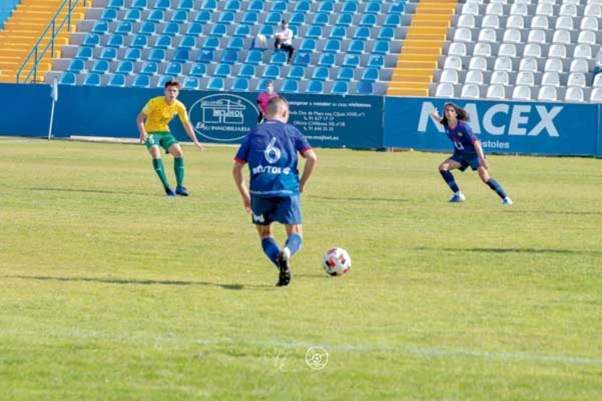 Mientras el Móstoles URJC sigue invicto, el Móstoles C.F. es último