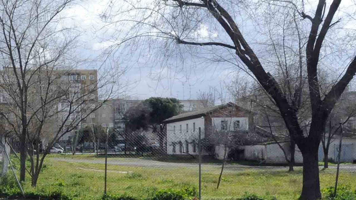 Mientras que el Ayuntamiento quiere vender el terreno, el PP defiende la construcción de un vial y dotaciones públicas en el amplio espacio