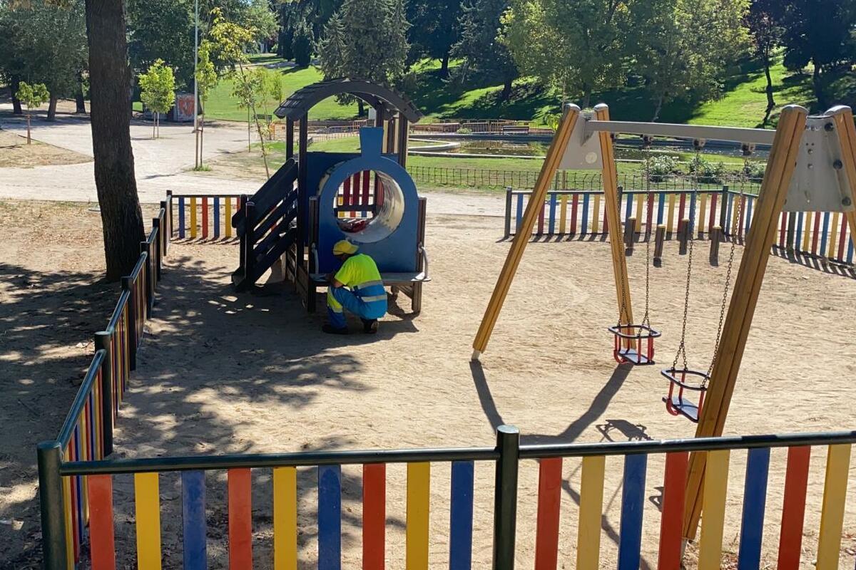 Se están colocando en ambas zonas aparatos de juego accesibles para menores con movilidad reducida