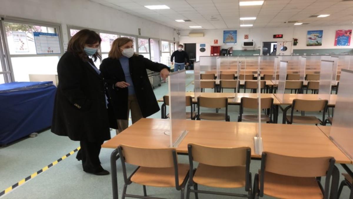 Los 13 centros de la localidad recibirán 5 medidores para su utilización en las aulas