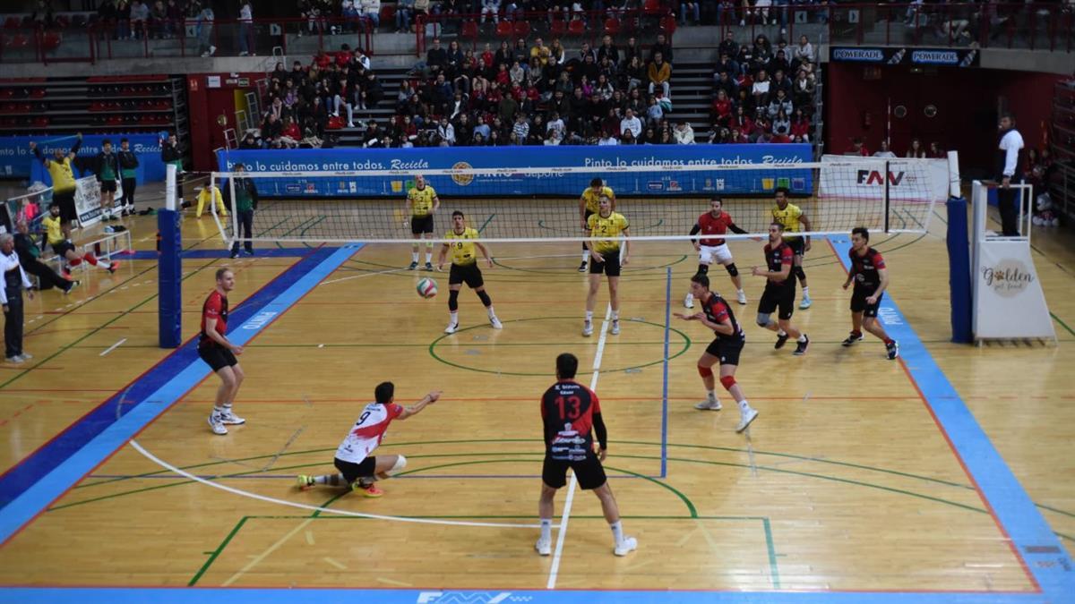 El equipo pinteño pierde en tres sets ante el tercer clasificado