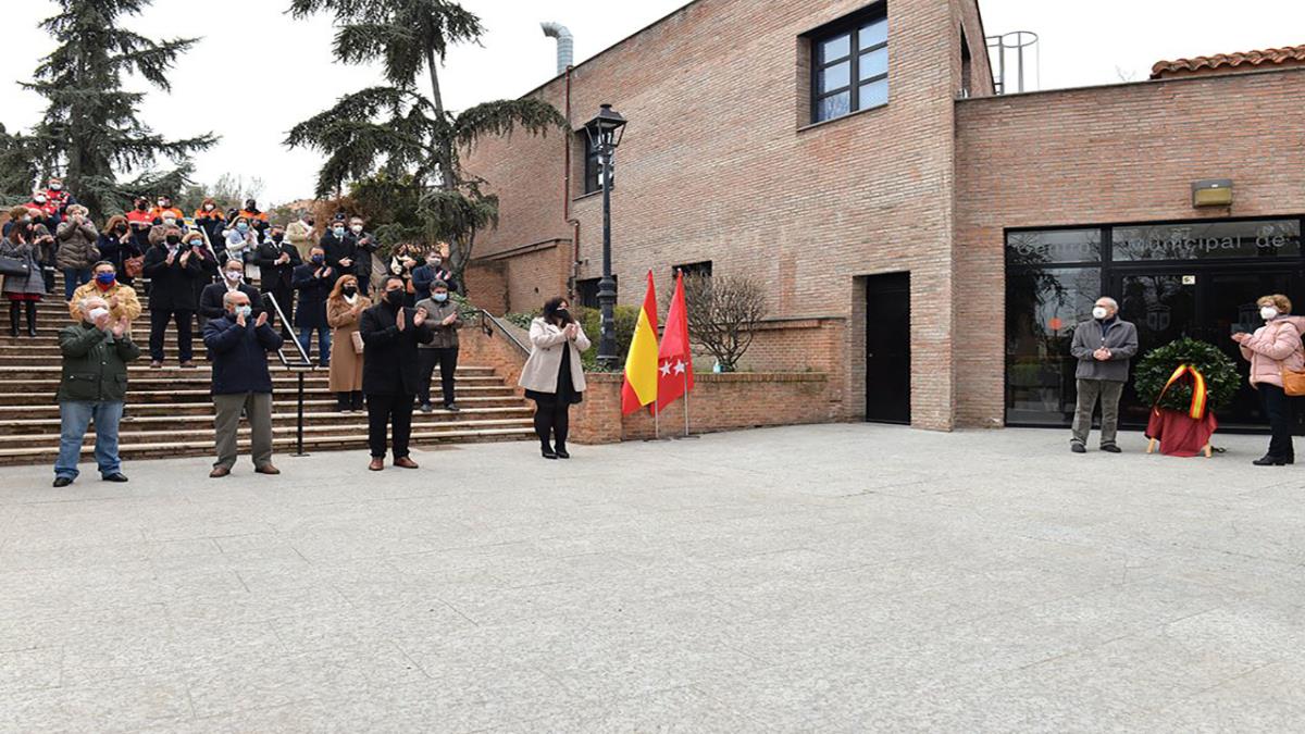 El acto se realizó en el Parque Duque de Ahumada, donde se rendía memoria a los ausentes y con ellos a todas las víctimas de la pandemia