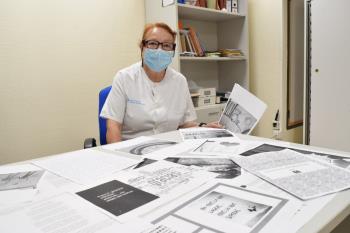 La encargada de repartirlas por las plantas ha sido María Ángeles González, monitora de Terapia Ocupacional del Servicio de Psiquiatría