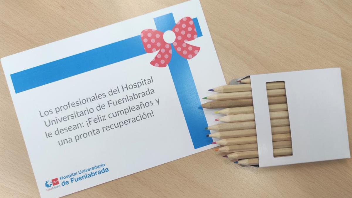 Los pacientes ingresados reciben una tarjeta de felicitación y un pequeño obsequio 