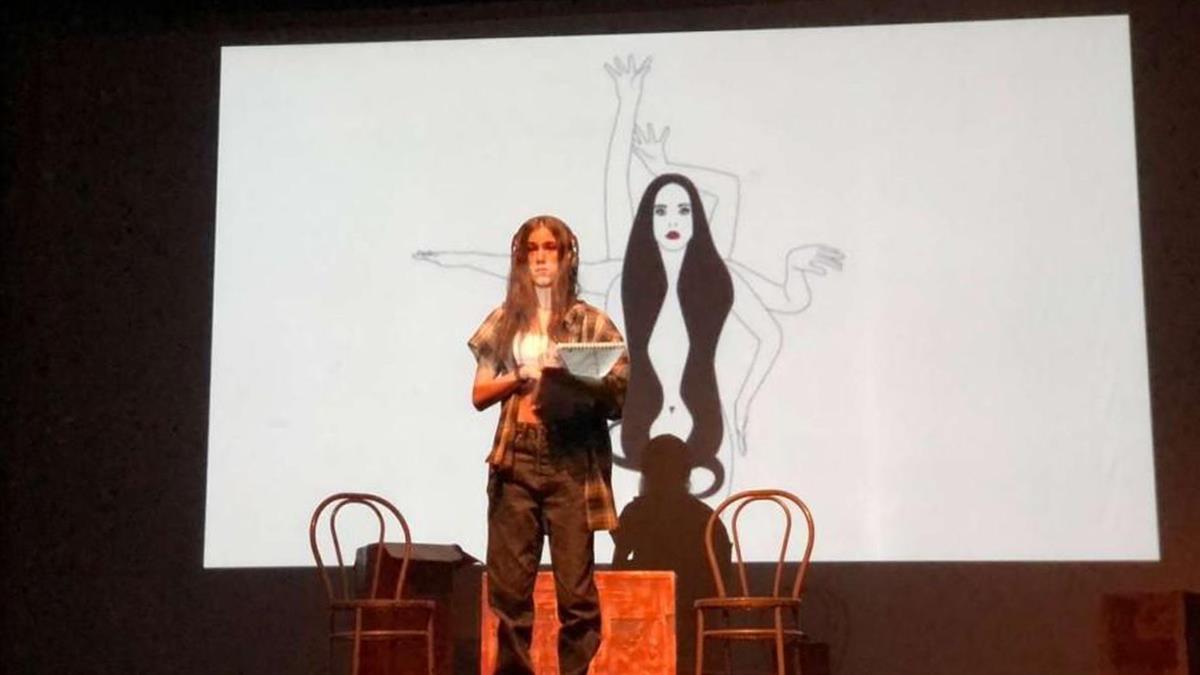 El taller de teatro del colegio participó con la obra 'Crisálida'
