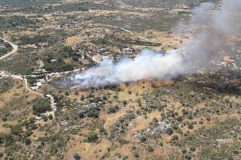 Bomberos, Protección Civil de Villaviciosa y Agentes Forestales han conseguido sofocar el incendio después de una hora de trabajos