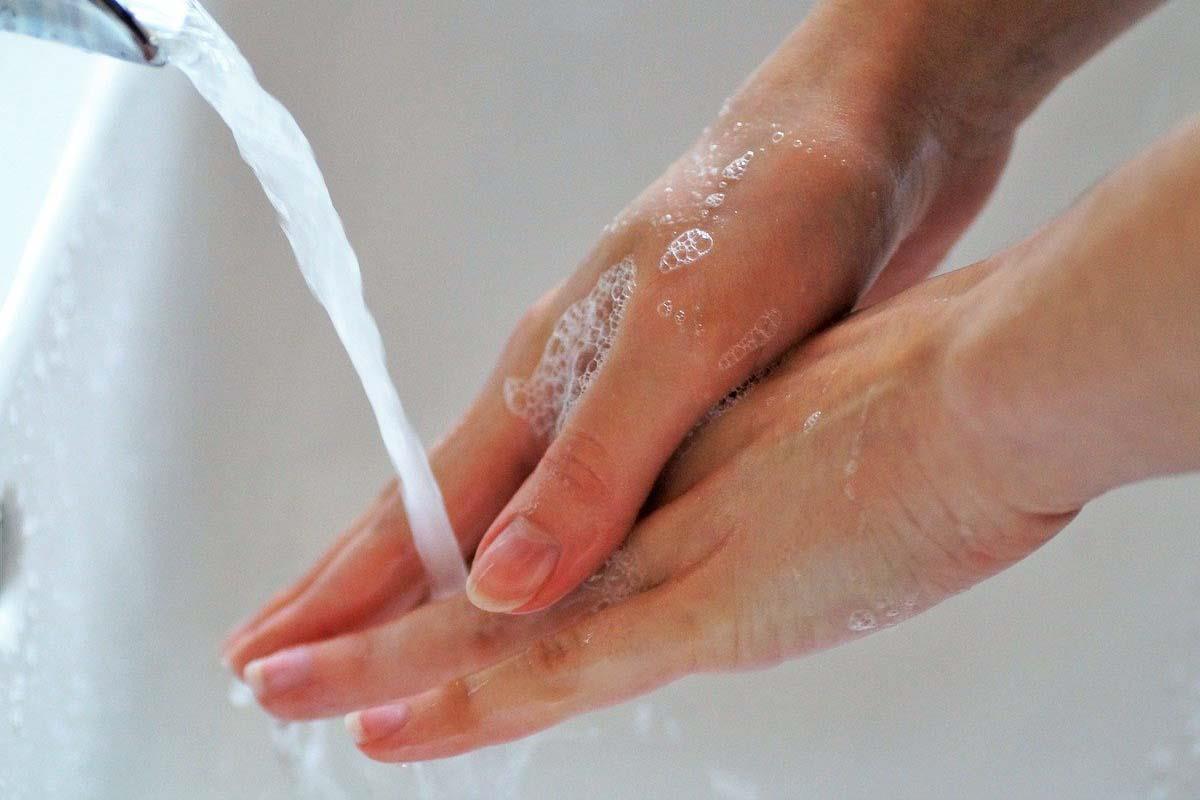 Esta sustancia destruye la estructura del virus y arrastra las partículas resultantes disueltas en el agua