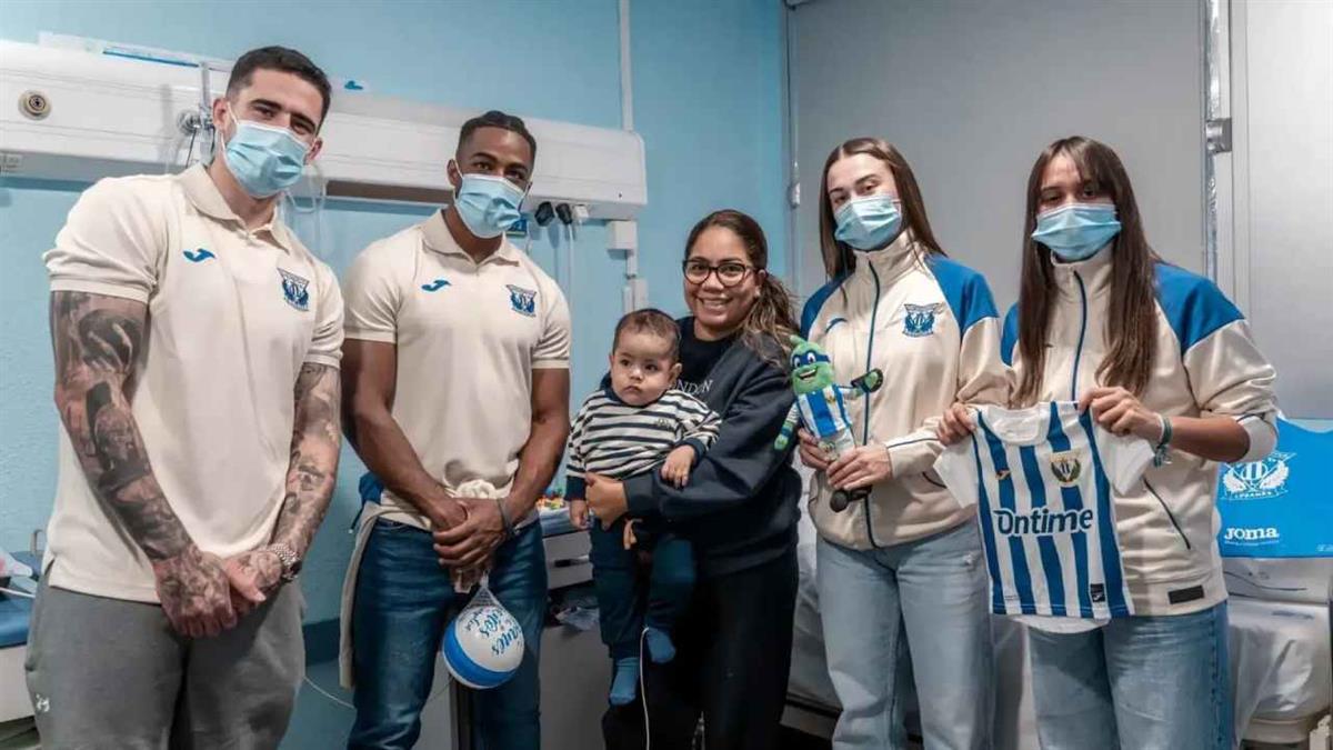 Los jugadores visitaron el Hospital Severo Ochoa 