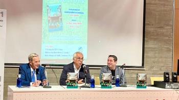 El concejal del distrito, Carlos Izquierdo, ha participado en la presentación del título firmado por José María Sánchez Molledo y J. Nicolás Ferrando
