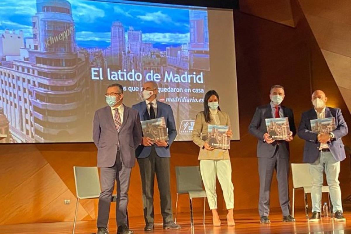 El presidente de la Federación de Municipios de Madrid recoge en nombre de todos los alcaldes y alcaldesas el libro