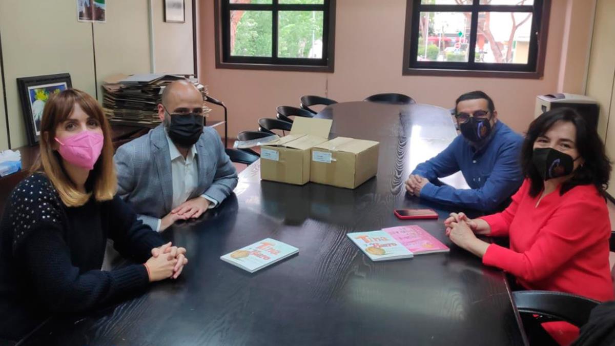 Sus autores han donado varios ejemplares para que sean repartidos en colegios y escuelas infantiles