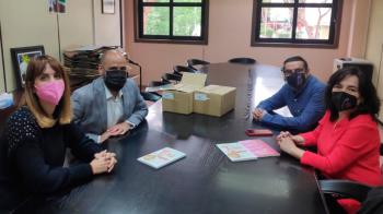 Sus autores han donado varios ejemplares para que sean repartidos en colegios y escuelas infantiles