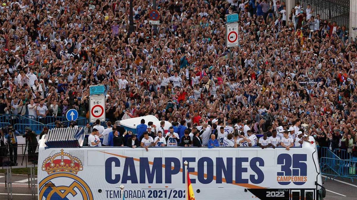 Tras la victoria contra el Espanyol, los de Ancelotti acudieron a la Castellana junto a miles de aficionados