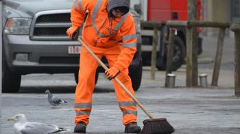 Contempla la recogida y transporte de residuos, así como el mantenimiento de contenedores, entre otros