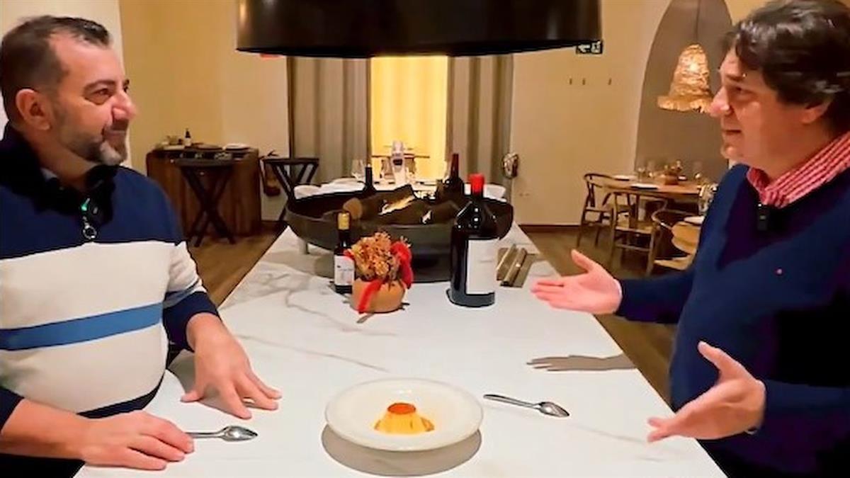 El alcalde de Fuenlabrada, Javier Ayala, celebra junto al chef Sergio Fernández este galardón gastronómico que reconoce la calidad del restaurante La Leña del Cobo 