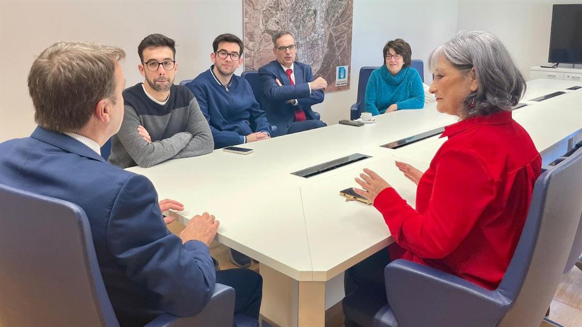 El alcalde Jesús Moreno recibió en el Ayuntamiento a José María de Francisco, el alumno con mejor nota en el examen de Médico Residente