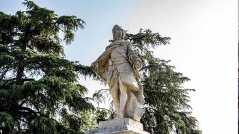 La Estatua de Fernando VI se prepara para trabajos de restauración 