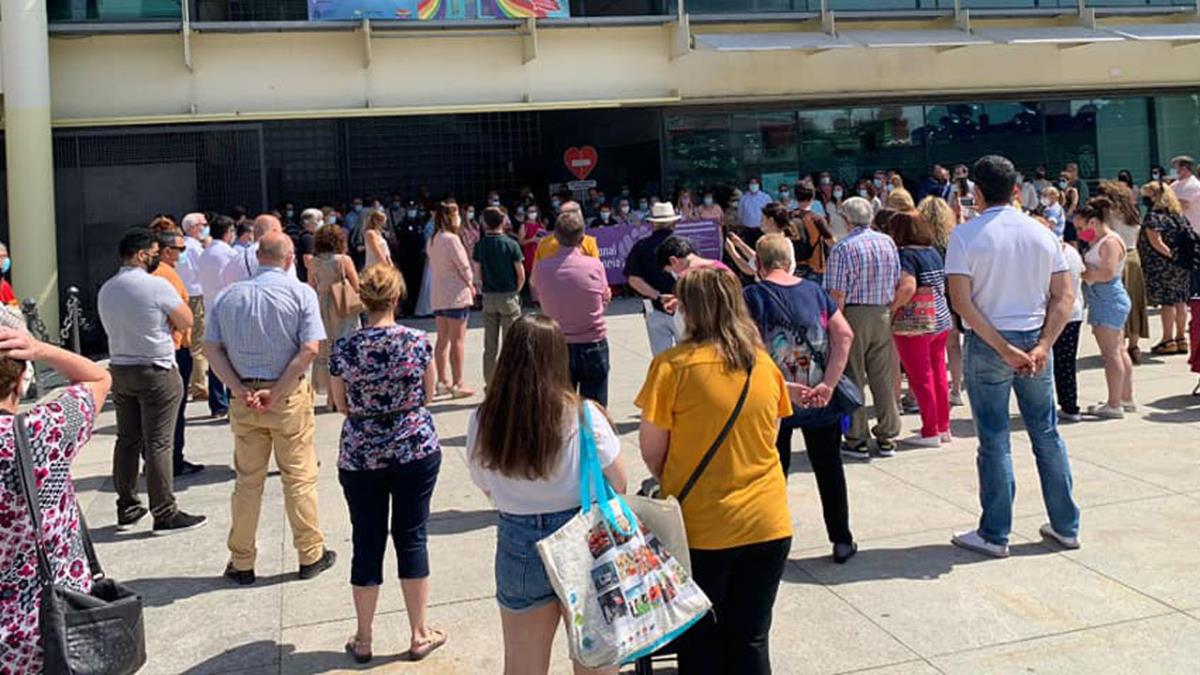 La Puerta del Sol y las plazas de distintos municipios acogen concentraciones a las 22 horas