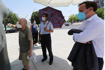 La mujer de Coslada se encuentra frente al Centro Cultural que lleva su nombre