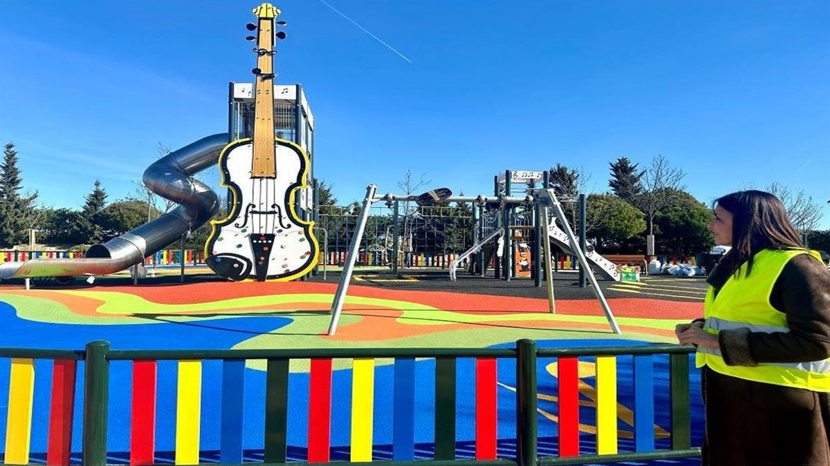 Se están implementando itinerarios accesibles y se está sustituyendo el pavimento de hormigón impreso 