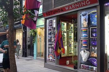 La tienda Rotunda Warning está fabricando mascarillas con banderas de los distintos colectivos LGTBI