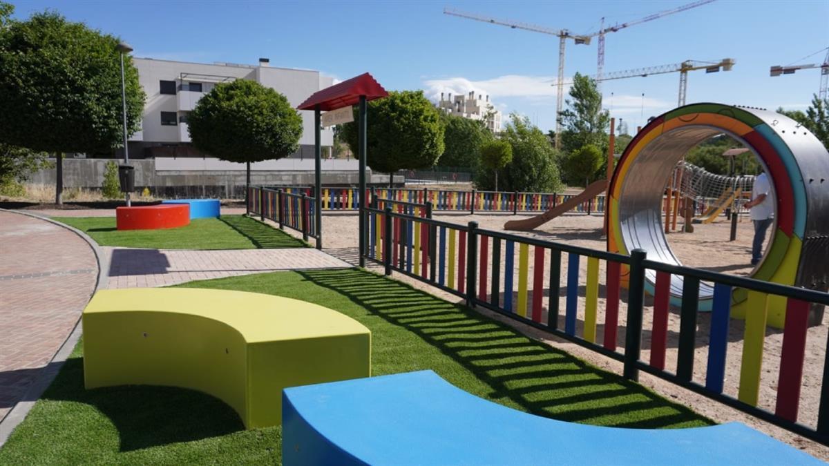 La reforma incluye entre otras novedades zonas de recreo infantiles, fuente con lámina de agua o bancos con iluminación led