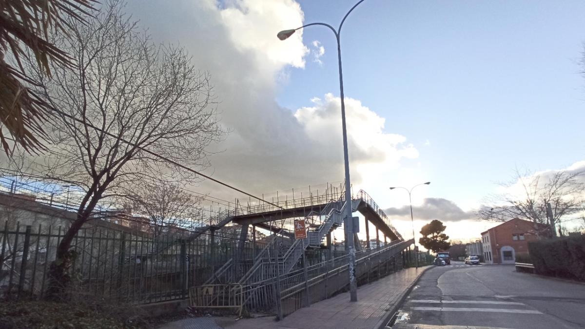 Esta vía lleva casi un año cerrada al público por su estado de deterioro