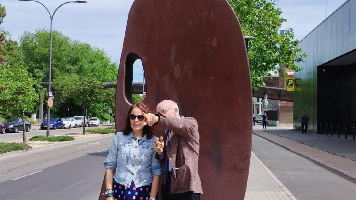 Las siete esculturas son piezas tridimensionales en una aleación de acero y cobre 