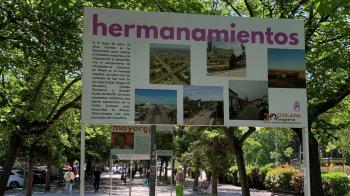 La zona inaugura una exposición sobre las tres décadas de Cooperación en Coslada