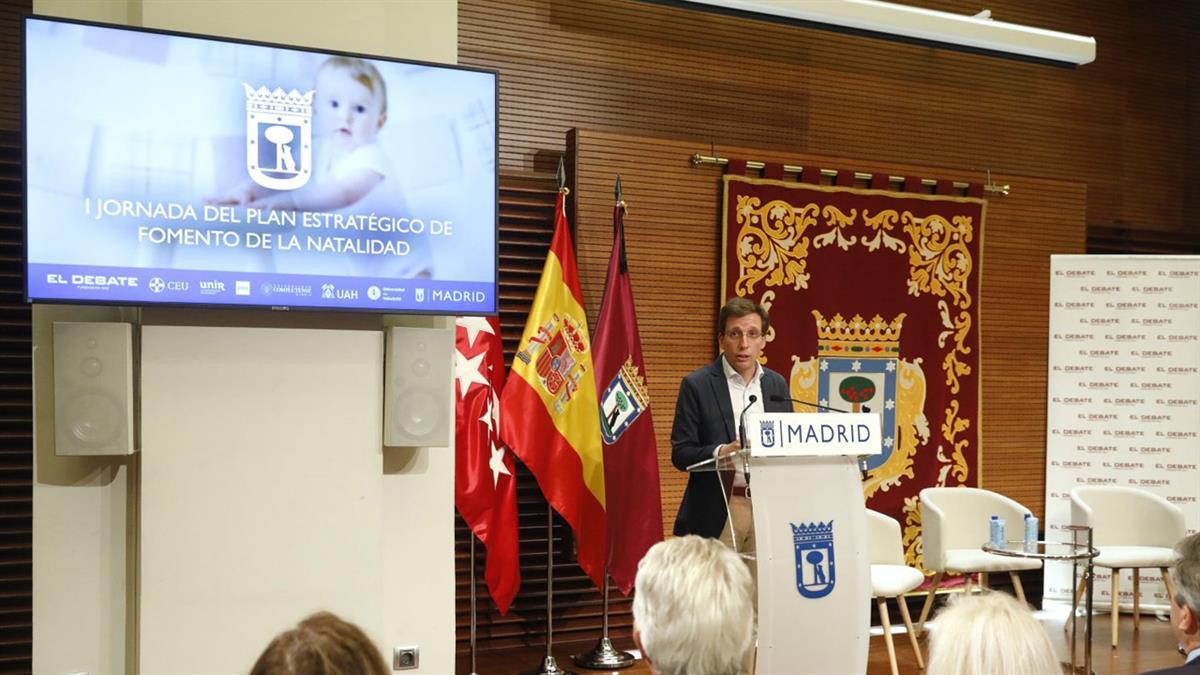 Almeida ha reafirmado el compromiso del Ayuntamiento para poner en marcha políticas efectivas en defensa de la “cultura de la vida” ante la “emergencia demográfica” actual