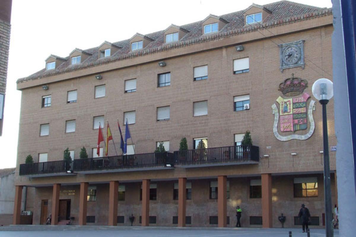 El grupo municipal afea que el ejecutivo municipal la excluya de las ayudas para la obtención de libros y material escolar 