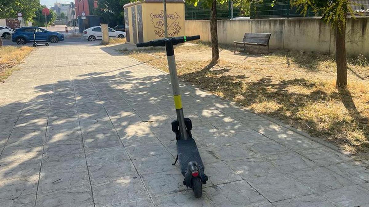 El PP de Alcalá pide que solo se puedan estacionar patinetes en espacios destinados a ello, e IU lamenta que estos tengan preferencia sobre las bicicletas 