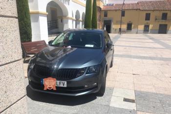 El PP alcobendense ha compartido una imagen del coche multado, aunque el consistorio sansero asegura que tenía "autorización expresa"