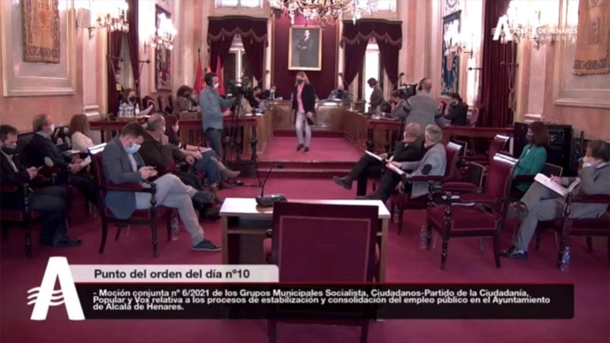 Al no aclarar cómo ha conseguido prorrogar durante 16 años un contrato temporal en el Ayuntamiento