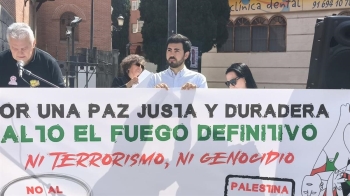 La agrupación socialista participó en la concentración celebrada en la Plaza de El Salvador y defendió una salida diplomática a los conflictos en Gaza e Irán.