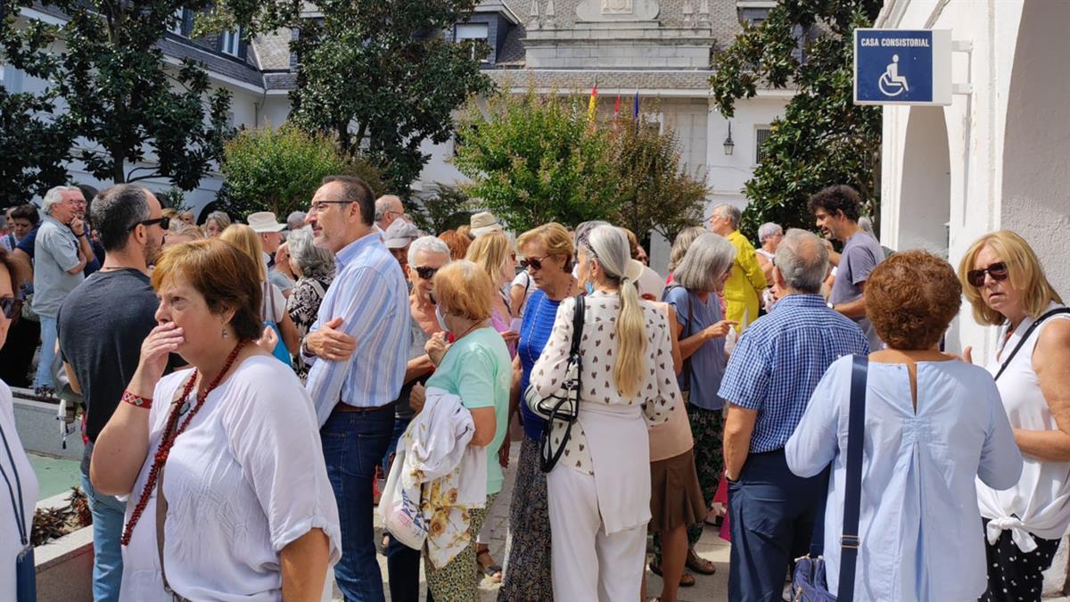 La formación política apoya a los vecinos tras un año sin piscina municipal 