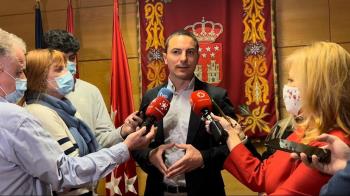 El portavoz socialista en la Asamblea, Juan Lobato, pide al PP que siga su ejemplo y “decida que va a hacer con la presidenta Isabel Díaz Ayuso”. 