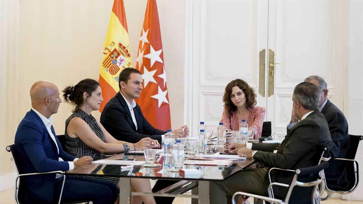 Lobato no se "fía mucho" de que Ayuso vaya a cumplir las medidas