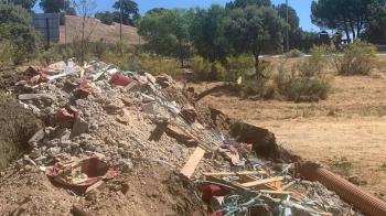 El grupo municipal ha encontrado una gran cantidad de residuos en los huertos urbanos