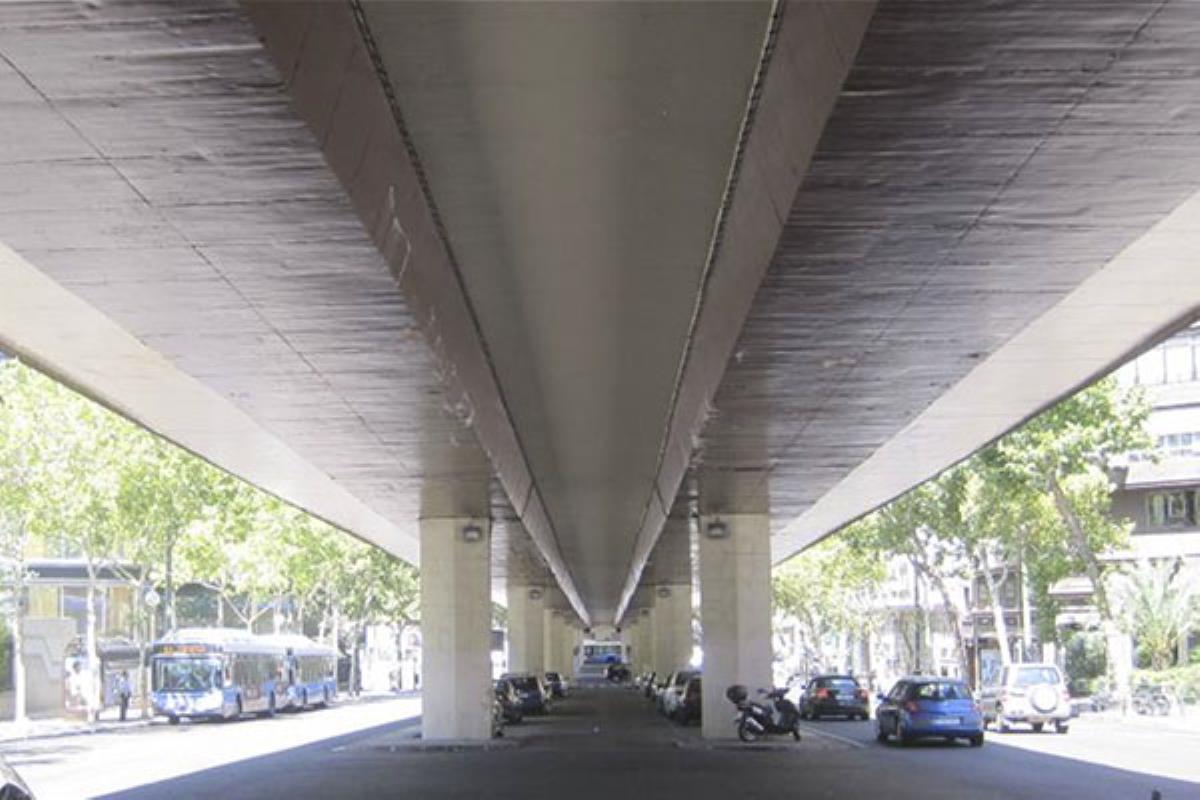 Los importantes daños en su estructura han provocado el cierre peatonal y de tráfico del puente