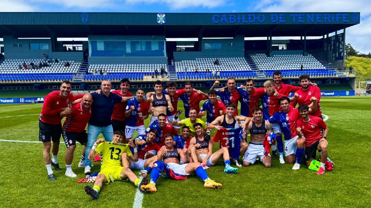 El equipo majariego cumplió desde Tenerife y se coloca en la cuarta posición de la clasificación